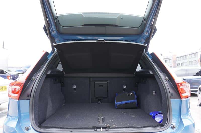 VOLVO XC 40 PLUS B 4 2,0 AT HIBRIDO LNY070
