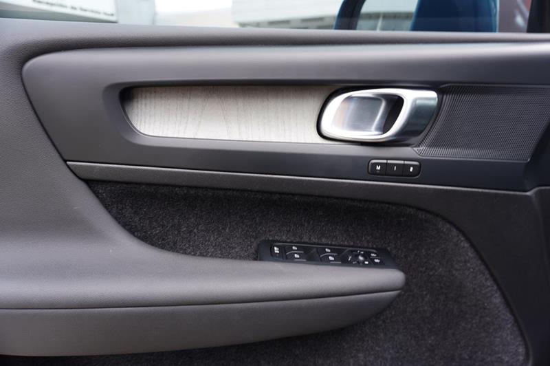 VOLVO XC 40 PLUS B 4 2,0 AT HIBRIDO LNY070