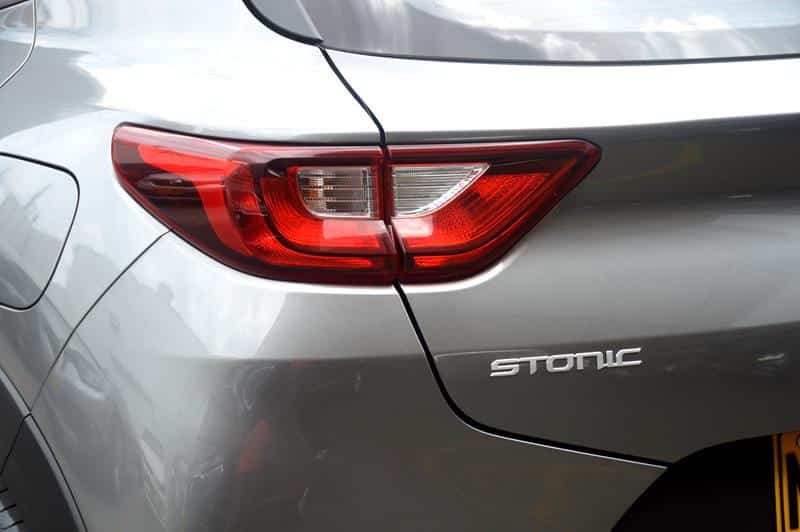 KIA STONIC DESIRE 1.0 MT HIBRIDO NKT073