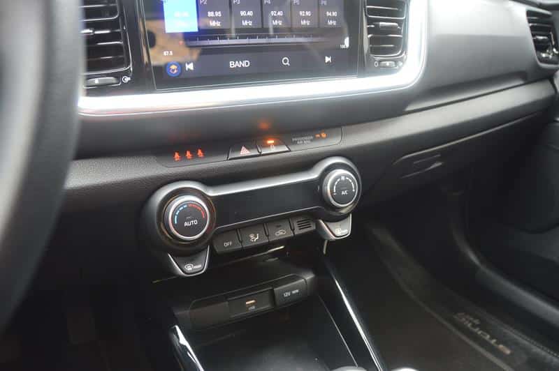 KIA STONIC DESIRE 1.0 MT HIBRIDO NKT073